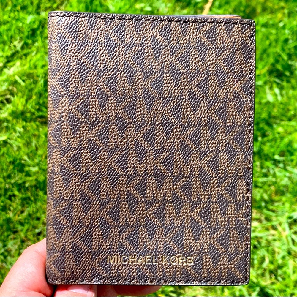 Michael Kors jet setter passport wallet